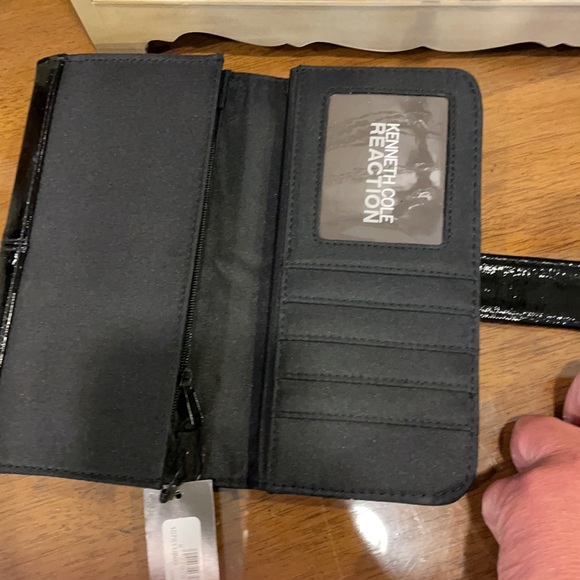 Nwt Kenneth Cole Reaction wallet - Picture 2 of 3